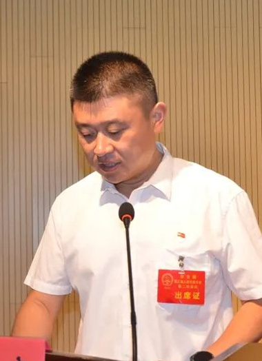 东台镇政府镇长：刘军