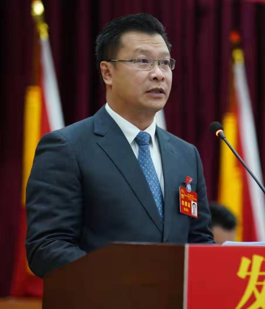 狮山镇党委书记：麦满良